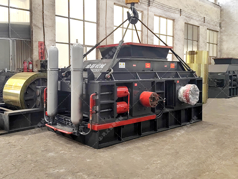 硅礦石對(duì)輥制砂機(jī)：180噸/時(shí)高效能，如何選擇實(shí)力廠家是關(guān)鍵