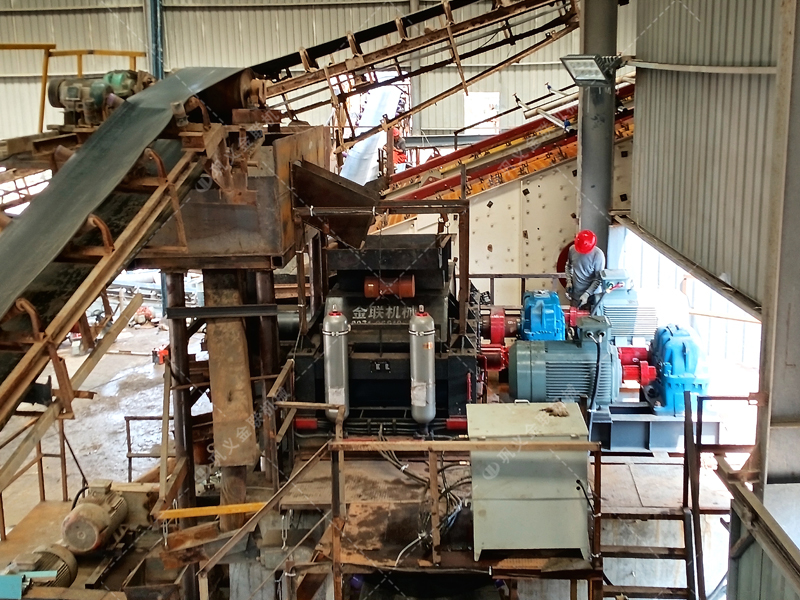 硅礦石對(duì)輥制砂機(jī)：180噸/時(shí)高效能，如何選擇實(shí)力廠家是關(guān)鍵