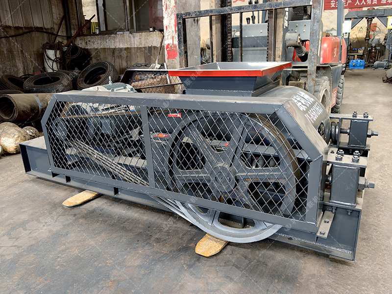 大塊煤矸石直接喂料會損壞設(shè)備？狼牙齒輥為何敢承諾'來者不拒'？