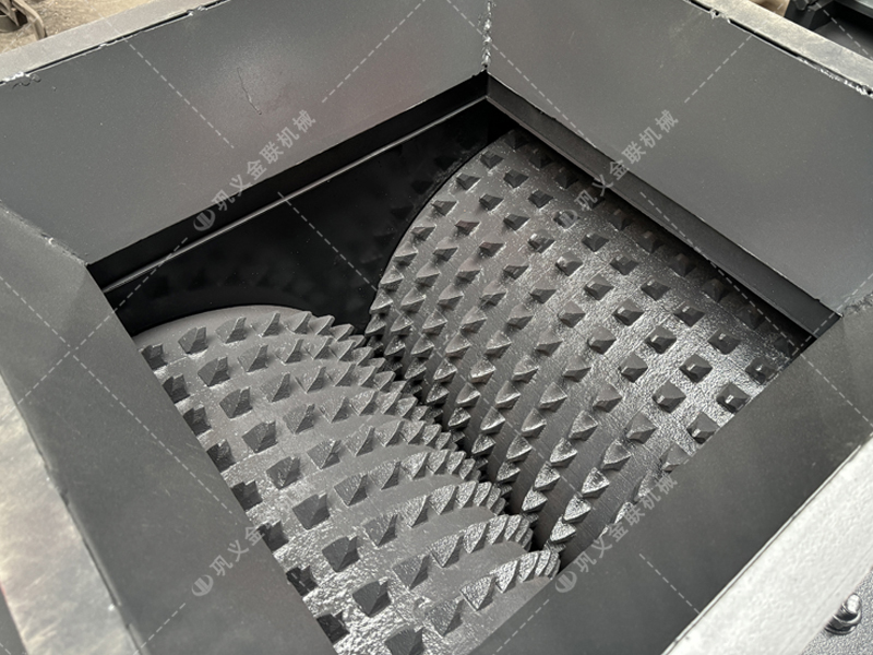 大塊煤矸石直接喂料會損壞設(shè)備？狼牙齒輥為何敢承諾'來者不拒'？