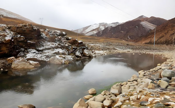 ����ɽ�ϵĺ�ˮ��΃��������ˮ���r(n��ng)��������