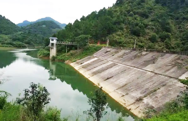 水庫水怎么處理成自來水供村鎮(zhèn)居民飲水用？